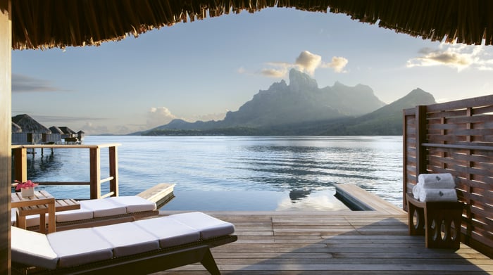 Four Seasons Resort Bora Bora - Mountain view with pool