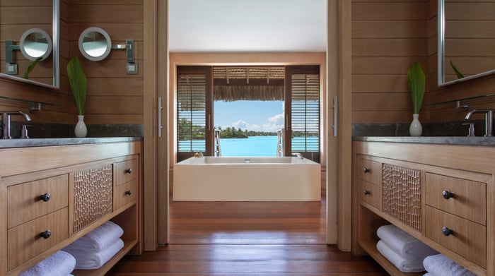 Four Seasons Resort Bora Bora - Overwater Bungalow - Bath