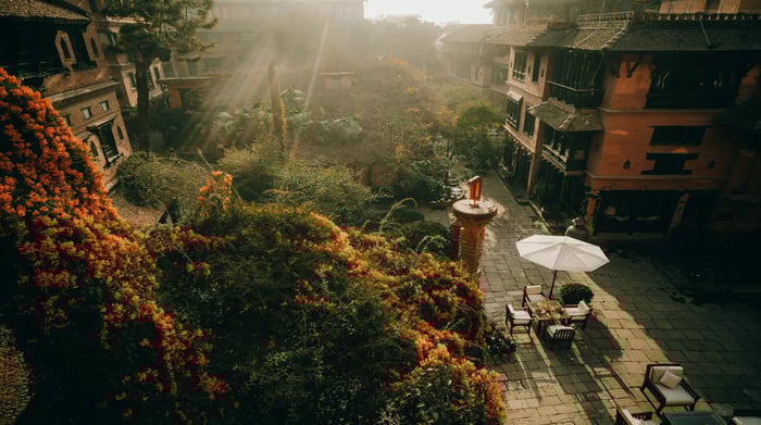 Dwarikas binnenplaats aerial