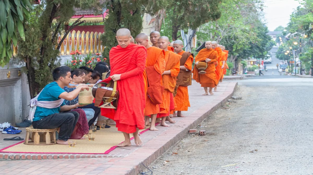Luang Prabang monniken alms 3