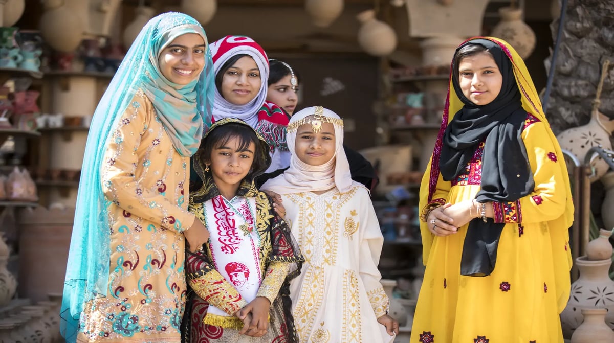 Omani kinderen en vrouw