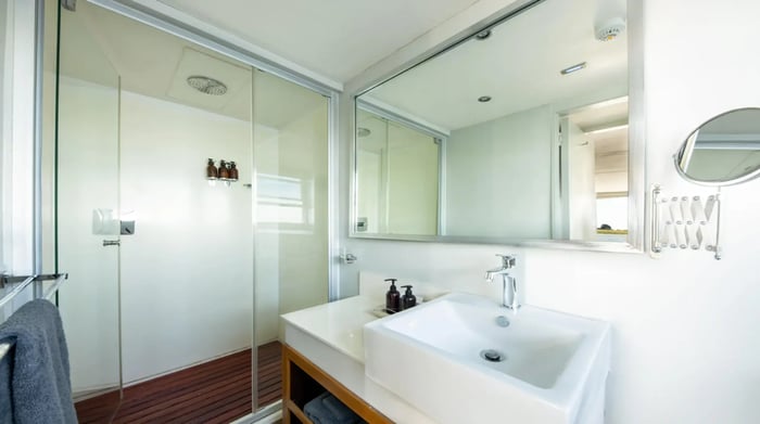 Zambezi Queen bathroom (1)