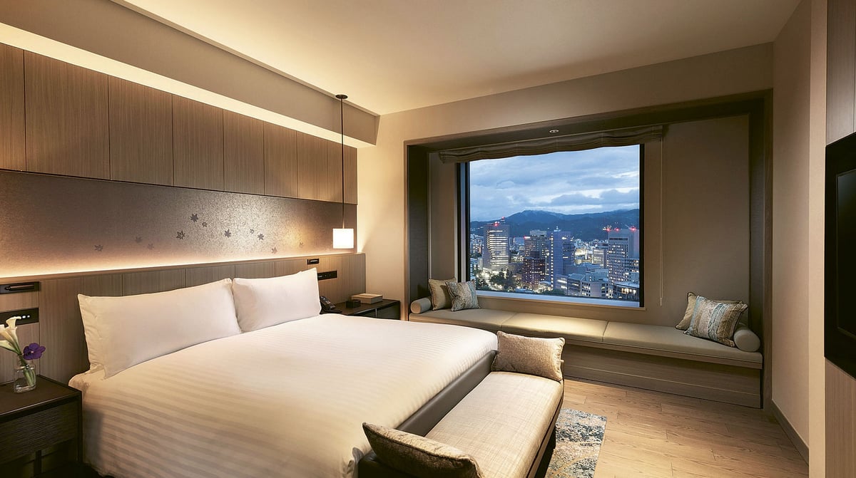 Hilton-Hiroshima-One-Bedroom-Suite-Bedroom