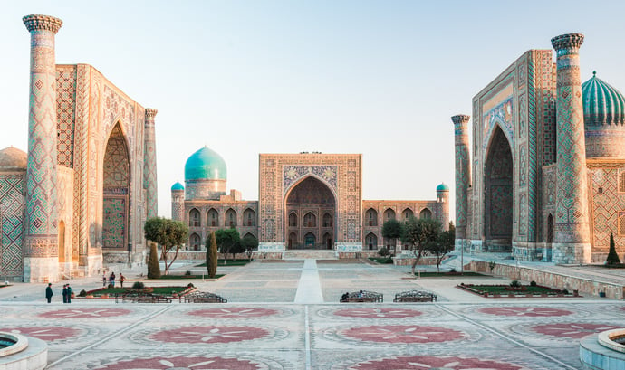 Per luxe privé-trein door Oezbekistan, Diner op het dak in Bukhara, Zonsondergang over het Kalyan-plein in Buchara