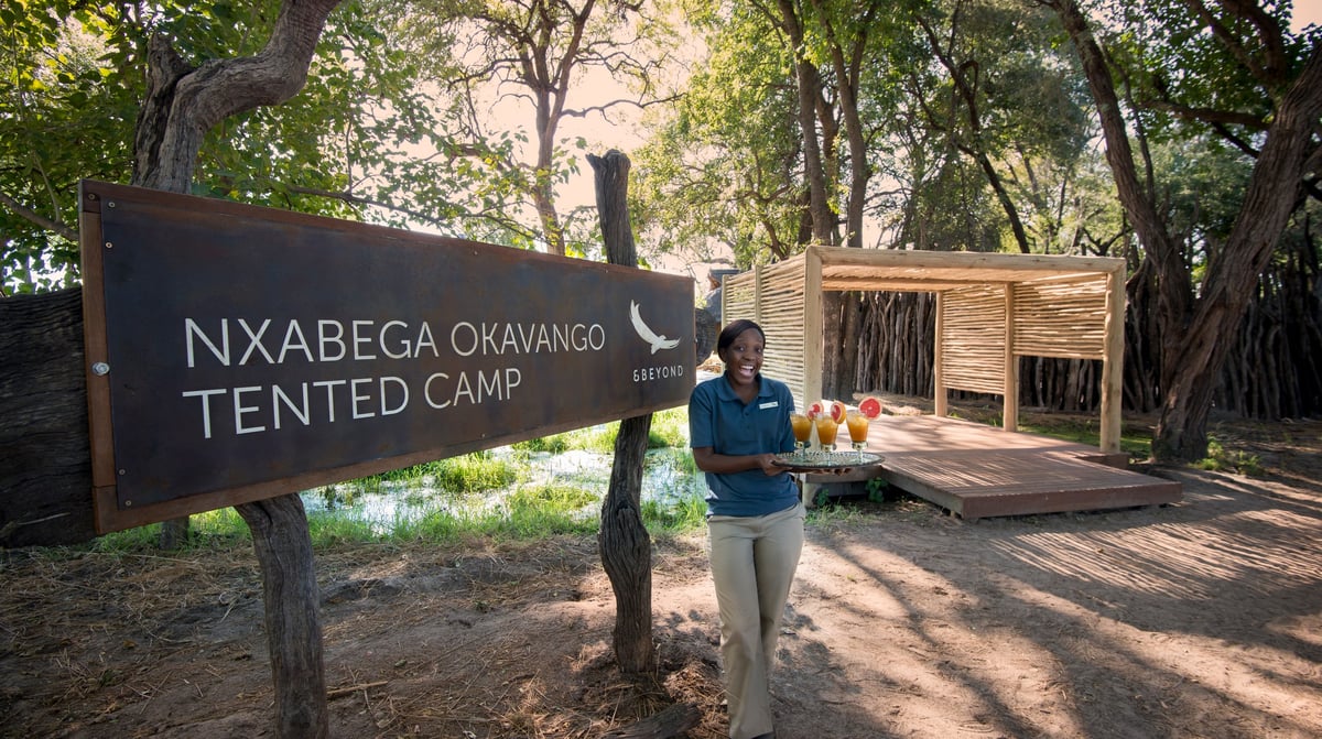 Botswana-andBeyondNxabega-Okavango-Tented-Camp-Staff-welcoming-at-Nxabega-sign