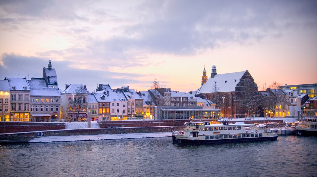 maastricht_winter__maas_und_boot_rederijstiphout