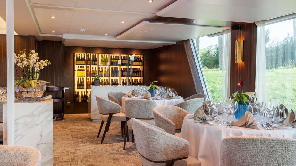 17_AMADEUS_Imperial_Restaurant_Wine_illuminated display