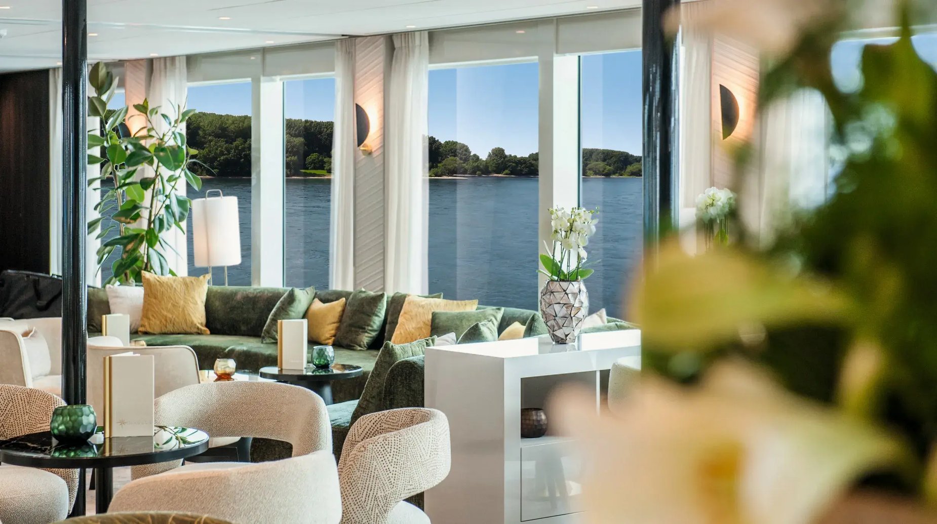 07_Lueftner Cruises_AMADEUS Nova__Panorama-Bar