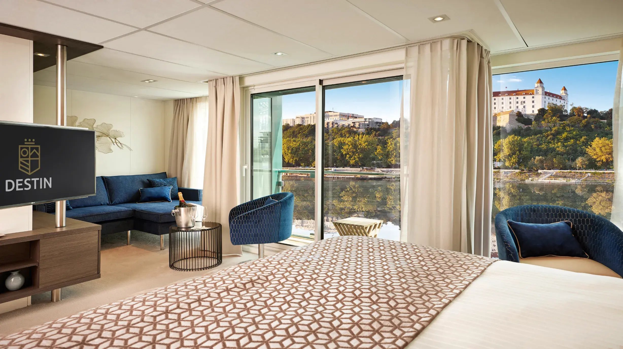 Lueftner Cruises_AMADEUS Riva_Suite 02