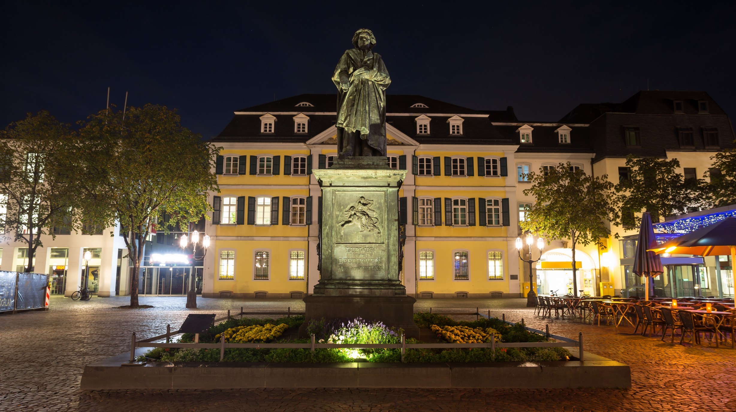 Bonn+Beethoven+by+night-shutterstock_319487057