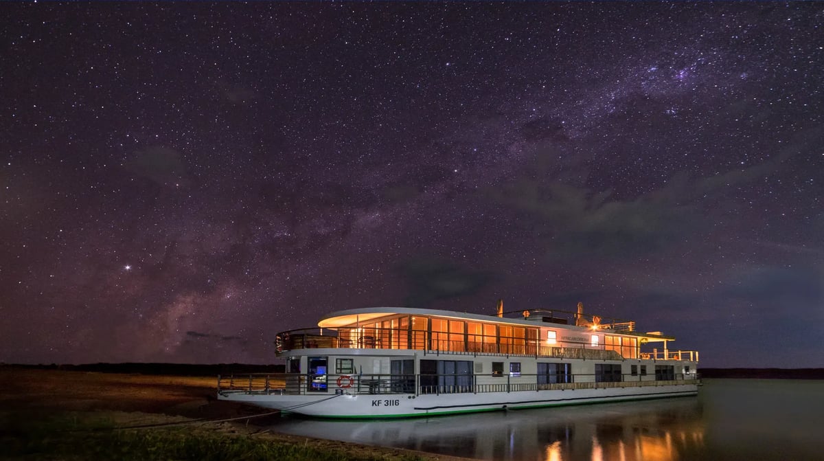 RV-African-Dream-Zambeze-nuit-etoilee-amarre-CroisiEurope-Kevin Hogan-ORIGINAL