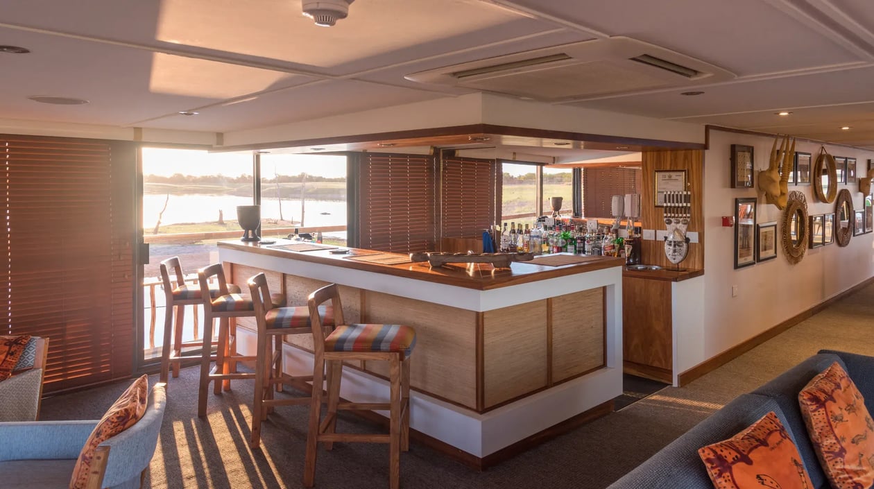 bar-RV-African-Dream-Zambeze-CroisiEurope-Kevin Hogan-ORIGINAL