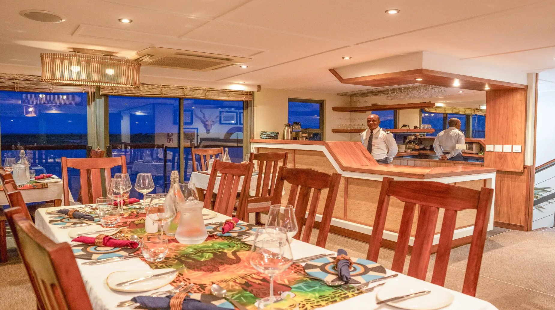 restaurant-tables-barman-RV-African-Dream-Zambie-Zimbabwe-Afrique-CroisiEurope-ORIGINAL