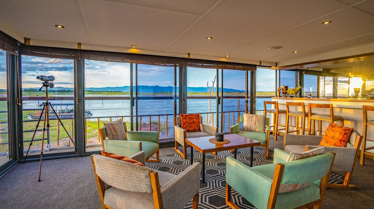 salon-bar-RV-African-Dream-Zambie-Zimbabwe-Afrique-CroisiEurope-ORIGINAL