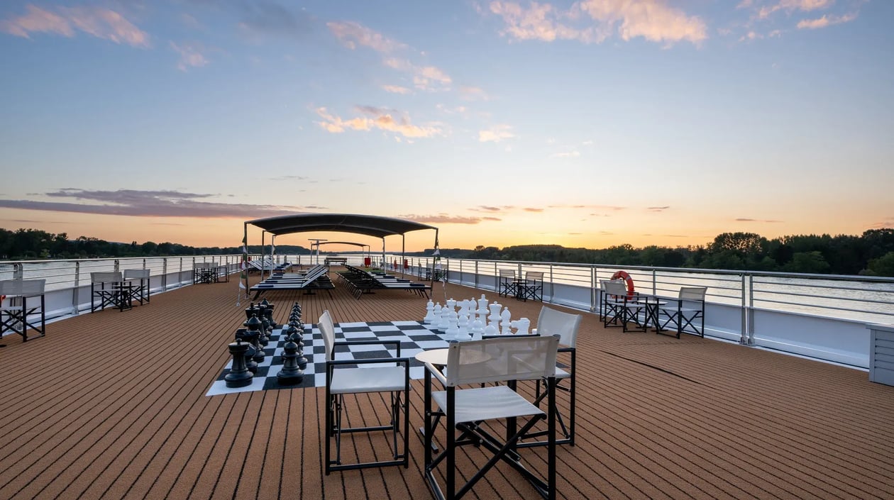 AMADEUS Amara_ Sun Deck_Sunset on the Sun Deck of the AMADEUS Amara_Lueftner Cruises_Amadeus_Moving Pictures