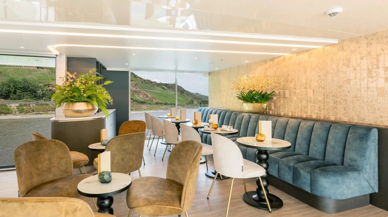 Lueftner Cruises_AMADEUS Amara_Interior_Cafe Vienna