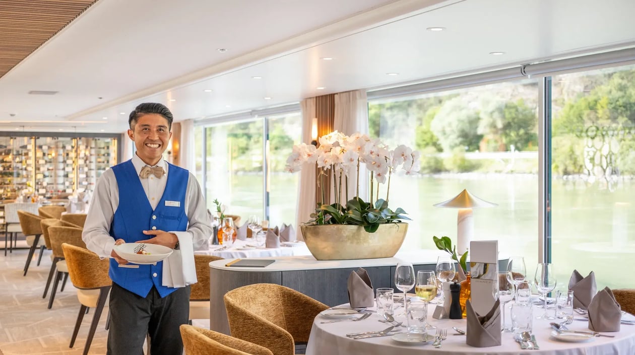 Lueftner Cruises_AMADEUS Amara_Interior_Restaurant Service 1