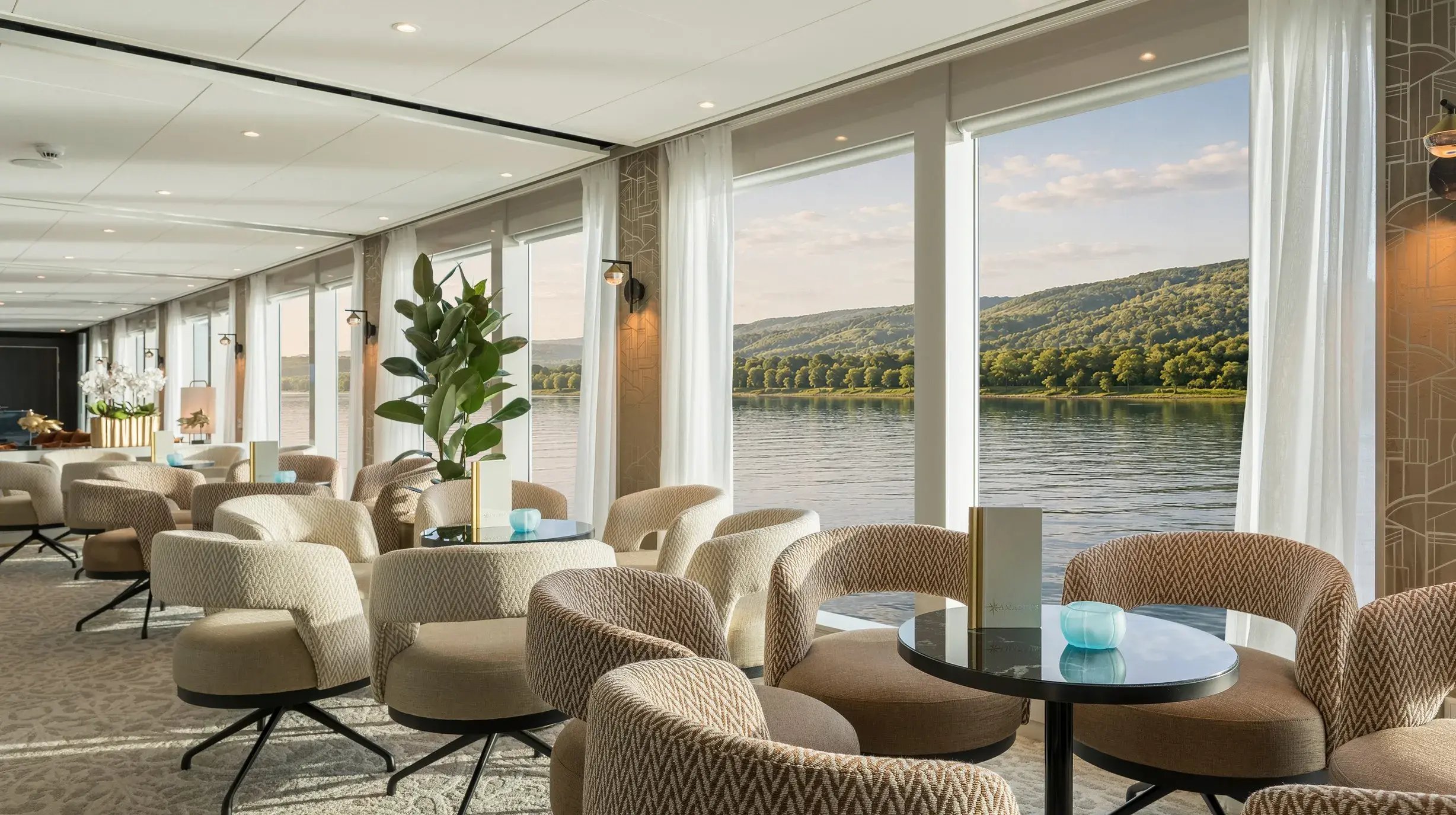 NIEUW AMADEUS Aurea_ Panorama Bar _ Lounge_Details of the Panorama Bar _ Lounge of AMADEUS Aurea_Lueftner Cruises_Amadeus_Moving Pictures