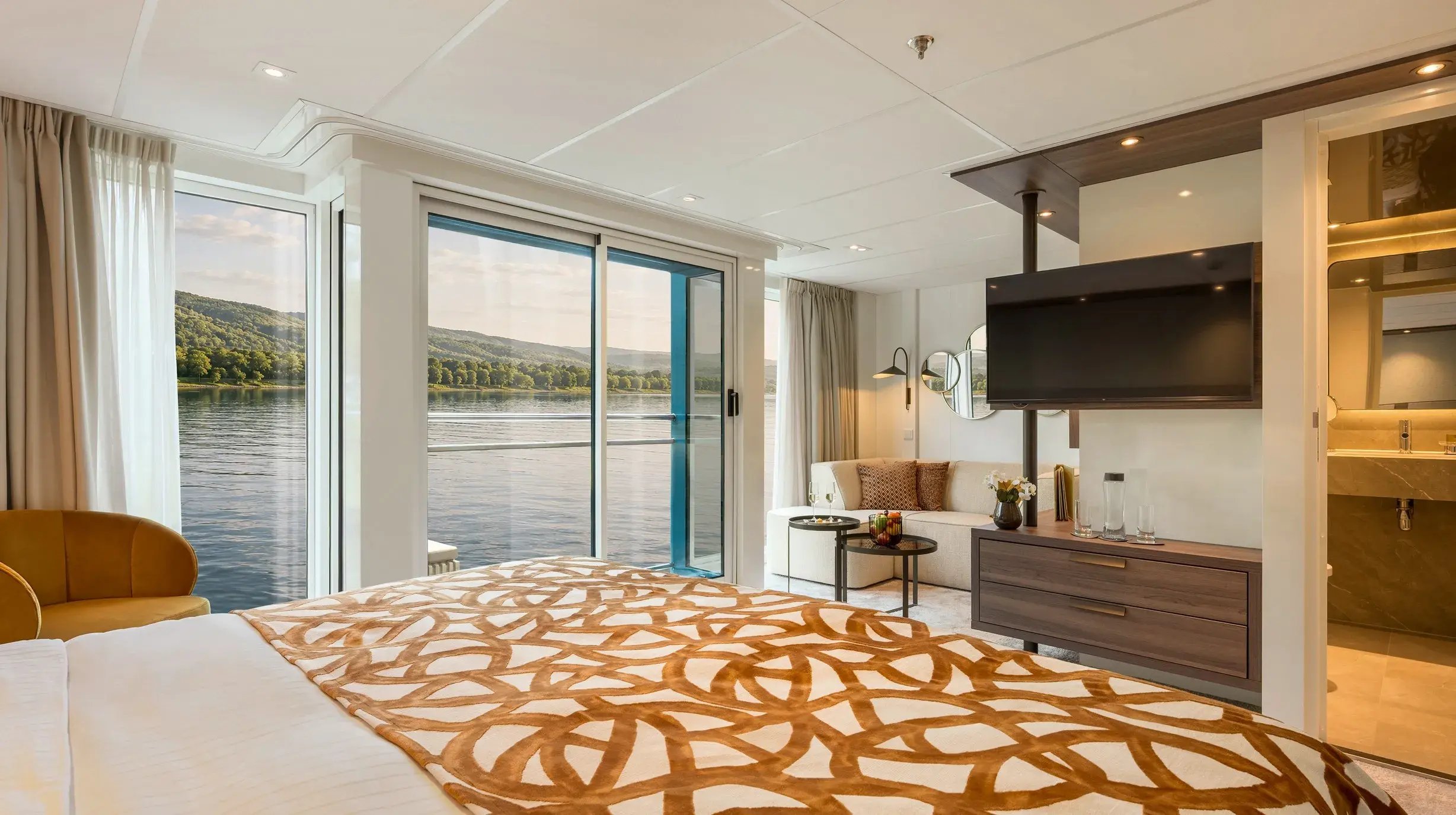 NIEUW AMADEUS Aurea_ Suite_Suite of the AMADEUS Aurea_Lueftner Cruises_Amadeus_Moving Pictures
