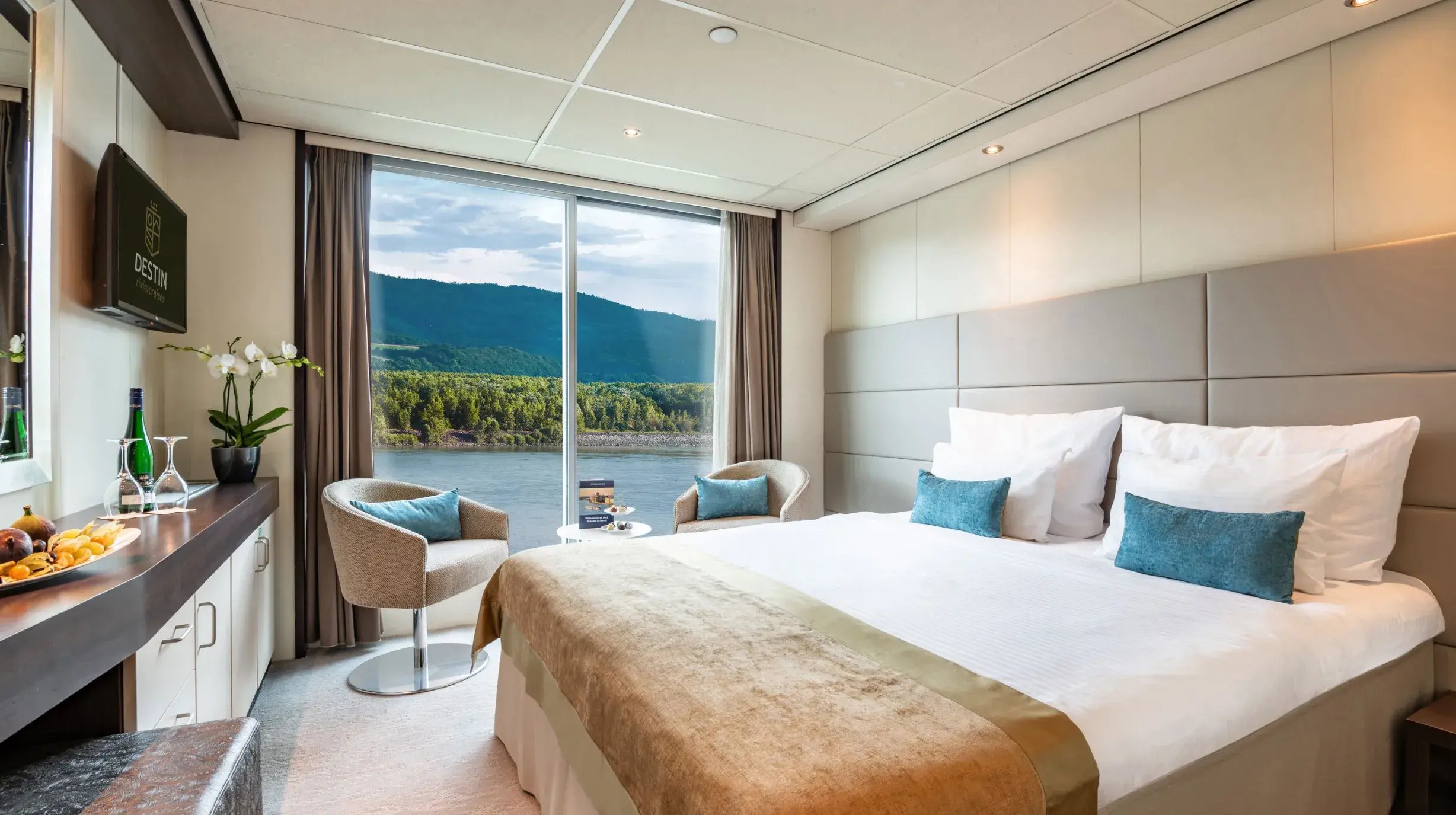 2_AMADEUS_Brilliant_Stateroom_Mozart Strauss Deck-1