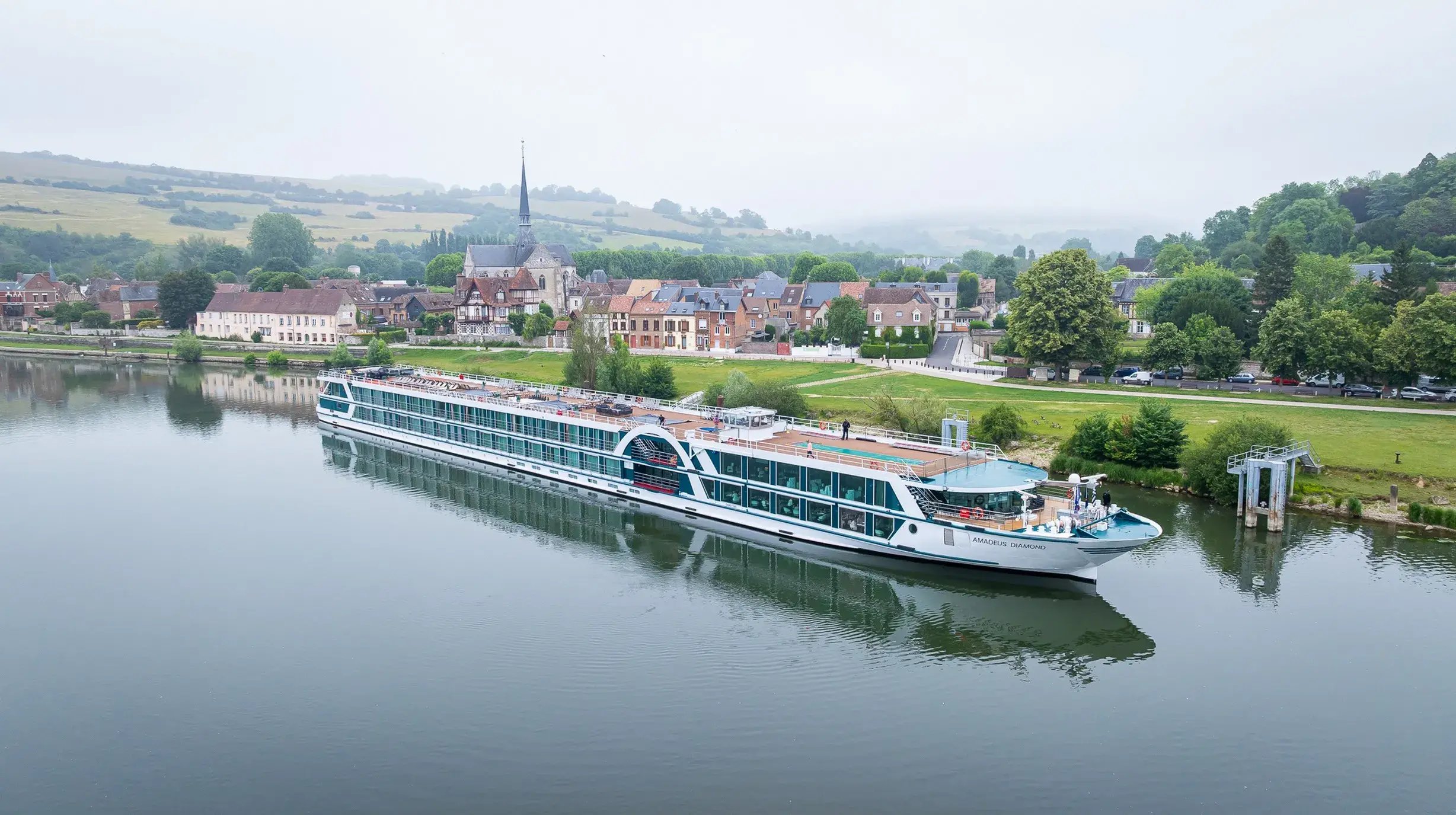 AMADEUS Diamond_ Exterior View. Seine_ France. Day_Exterior View of the AMADEUS Diamond in France_Anthony Litaudon_Anthony Litaudon (5)
