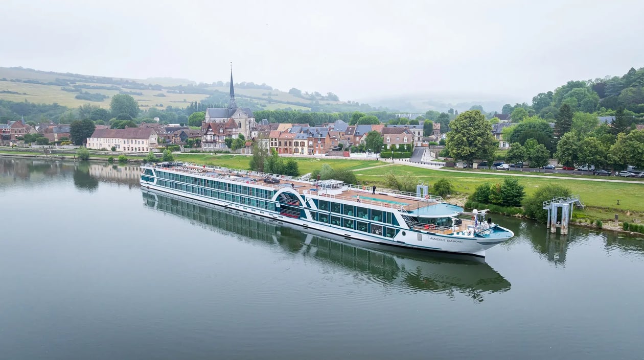 AMADEUS Diamond_ Exterior View. Seine_ France. Day_Exterior View of the AMADEUS Diamond in France_Anthony Litaudon_Anthony Litaudon (5)