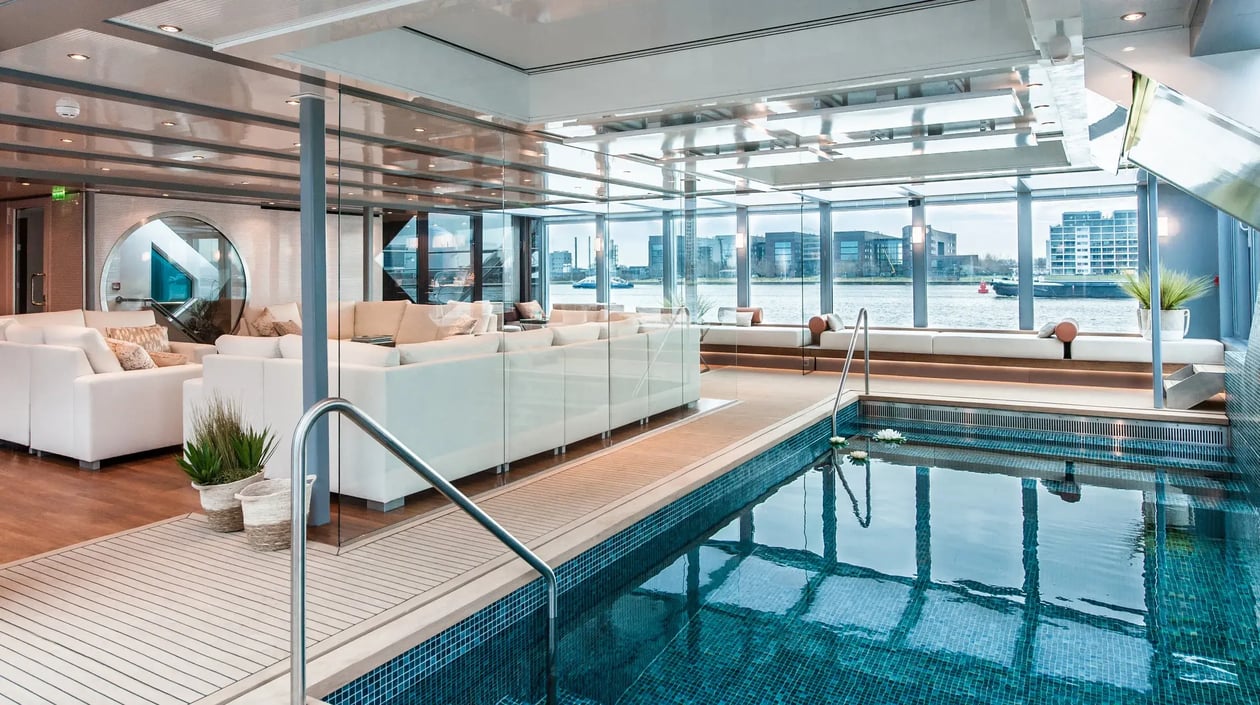 6_Amadeus_Queen_Pool
