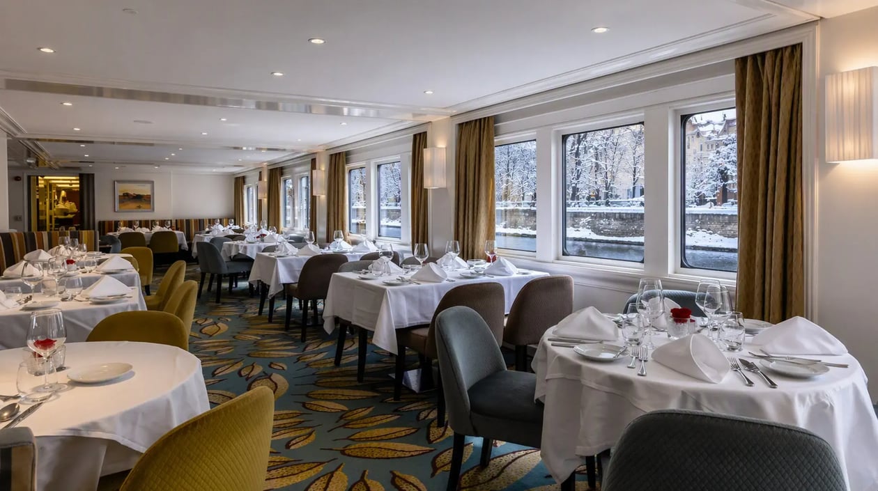 Monarch Princess - luxe restaurant winter