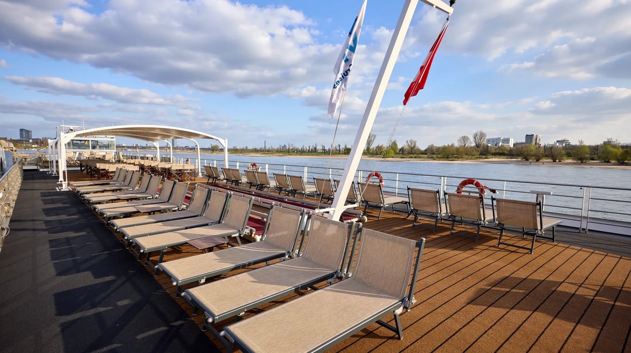 VIVA RUBY_Sun Deck