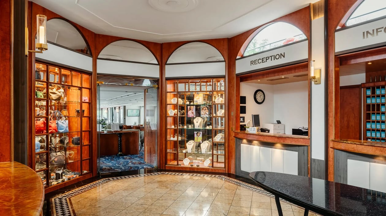 VOYAGE_Lobby and Decks (2)