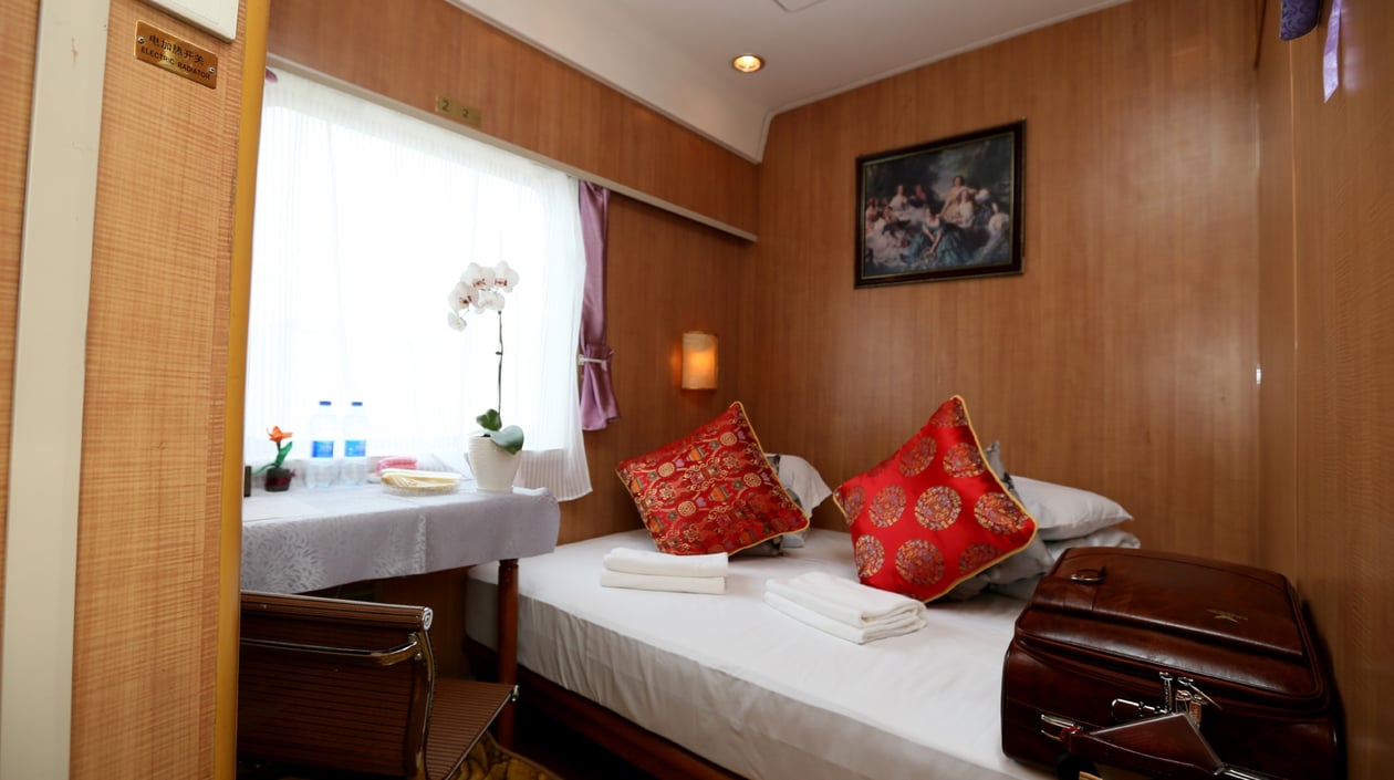 Shangri-La Express Golden Eagle Diamond - En-suite cabin (5)