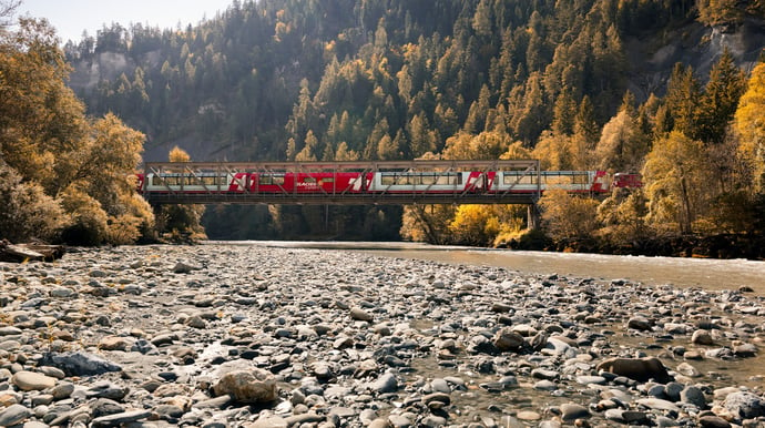 De legendarische Glacier Express en de comfortabele Bernina Express nemen u mee voor een iconische rondreis per trein door Zwitserland