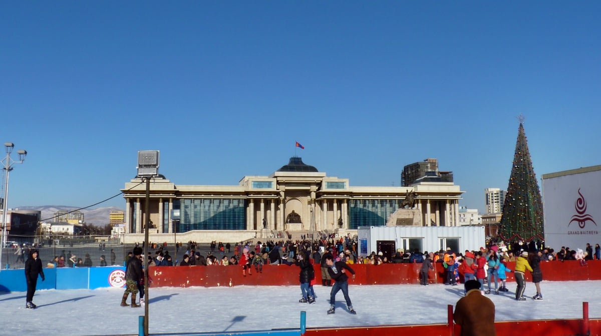 Winter_ice_skating_in_Ulaanbaatar_Mongolia.