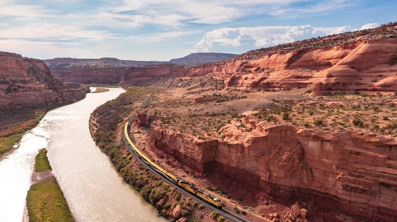RM21_RTR_Train_Exterior_Ruby_Canyon