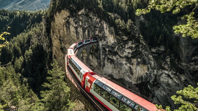 De legendarische Glacier Express en de comfortabele Bernina Express nemen u mee voor een iconische rondreis per trein door Zwitserland