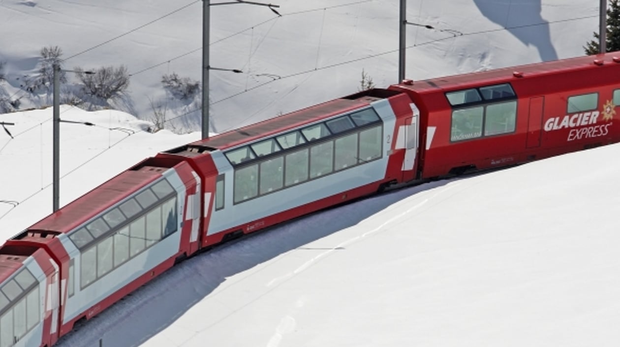 Glacier Express bei Nätschen im Winter