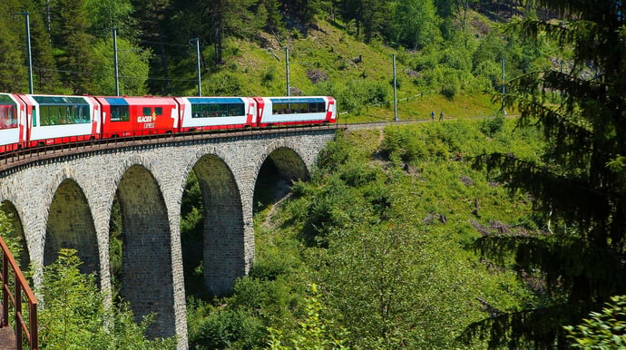 De legendarische Glacier Express en de comfortabele Bernina Express nemen u mee voor een iconische rondreis per trein door Zwitserland