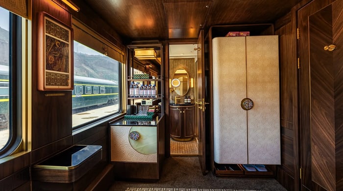 TWIN ROOM - CLOSET AND MINI BAR
