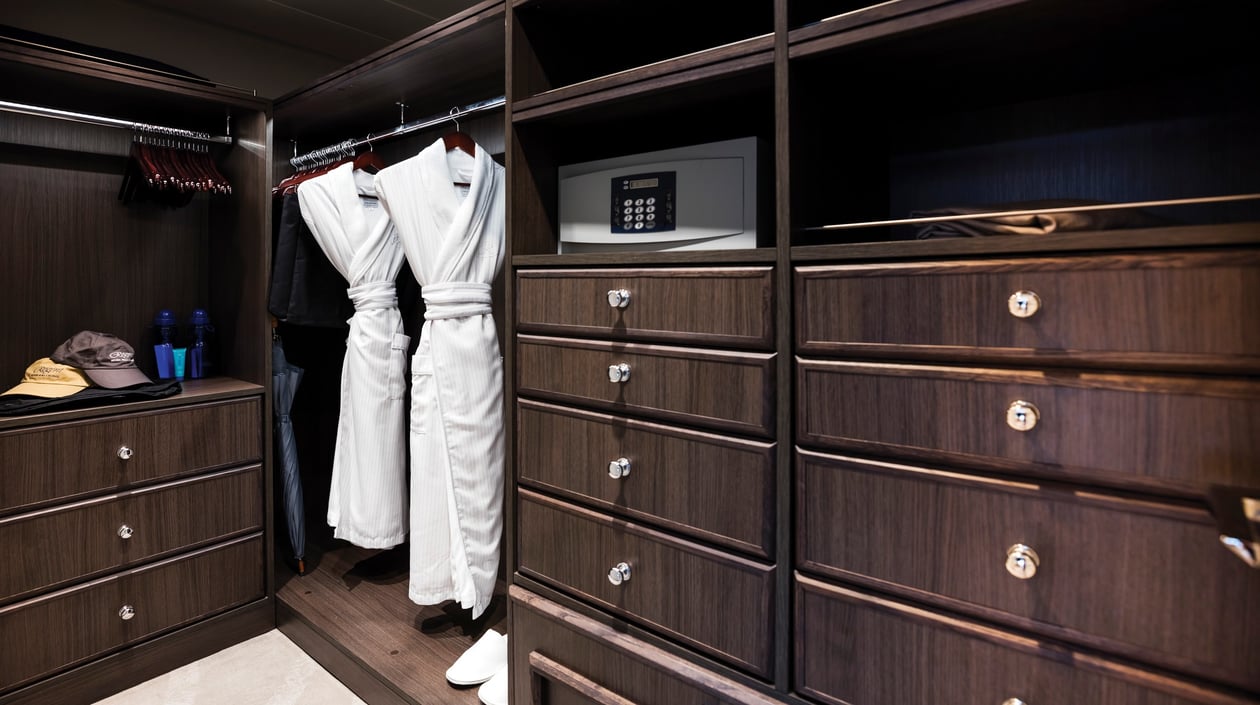 EXP Grand Suite Closet_2023-06-20_12-32-27