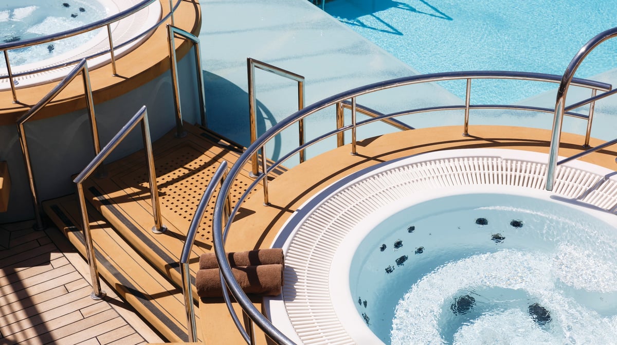 Silver Spirit Pool deck (2)