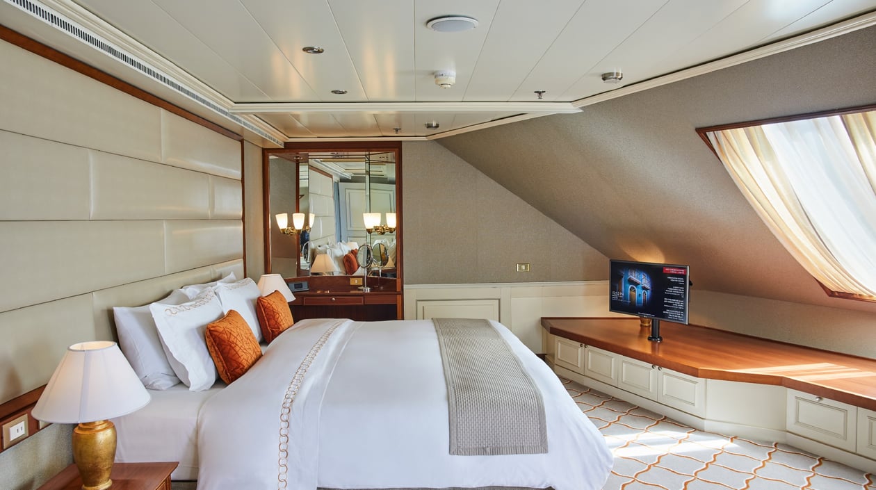 SilverSeaWhisperRoyalSuite2000