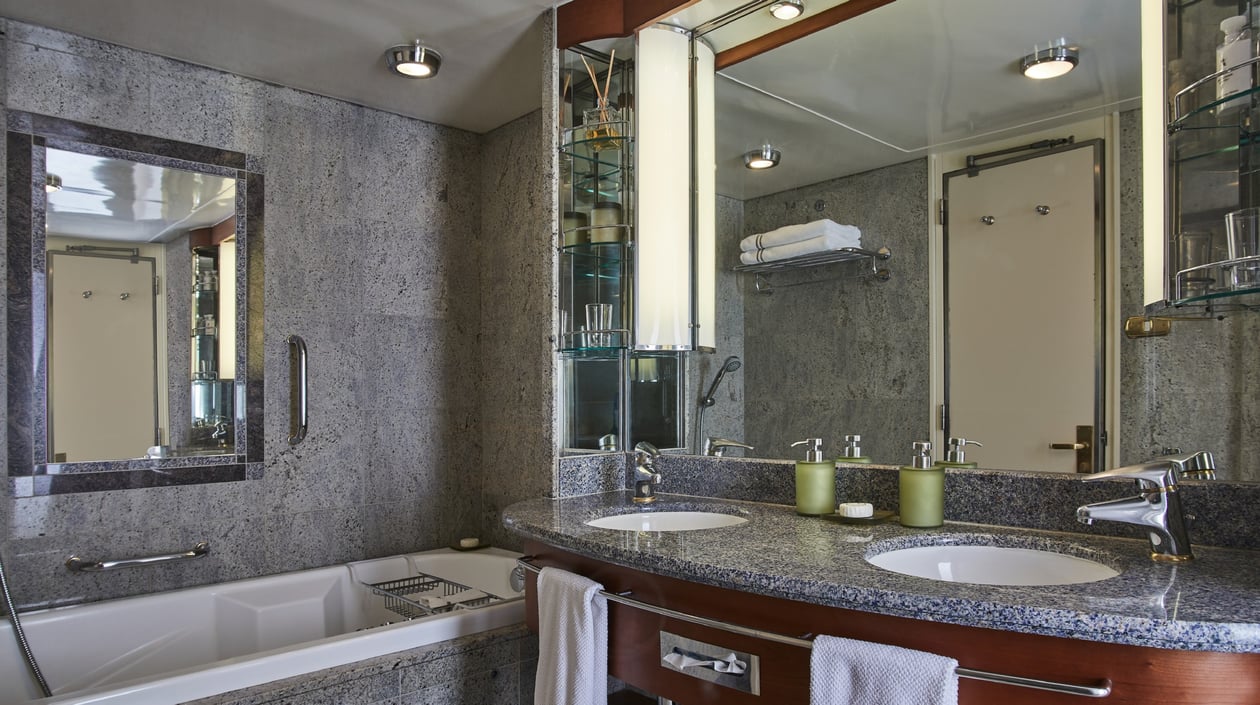 SilverSeaWhisperSilverSuite2111