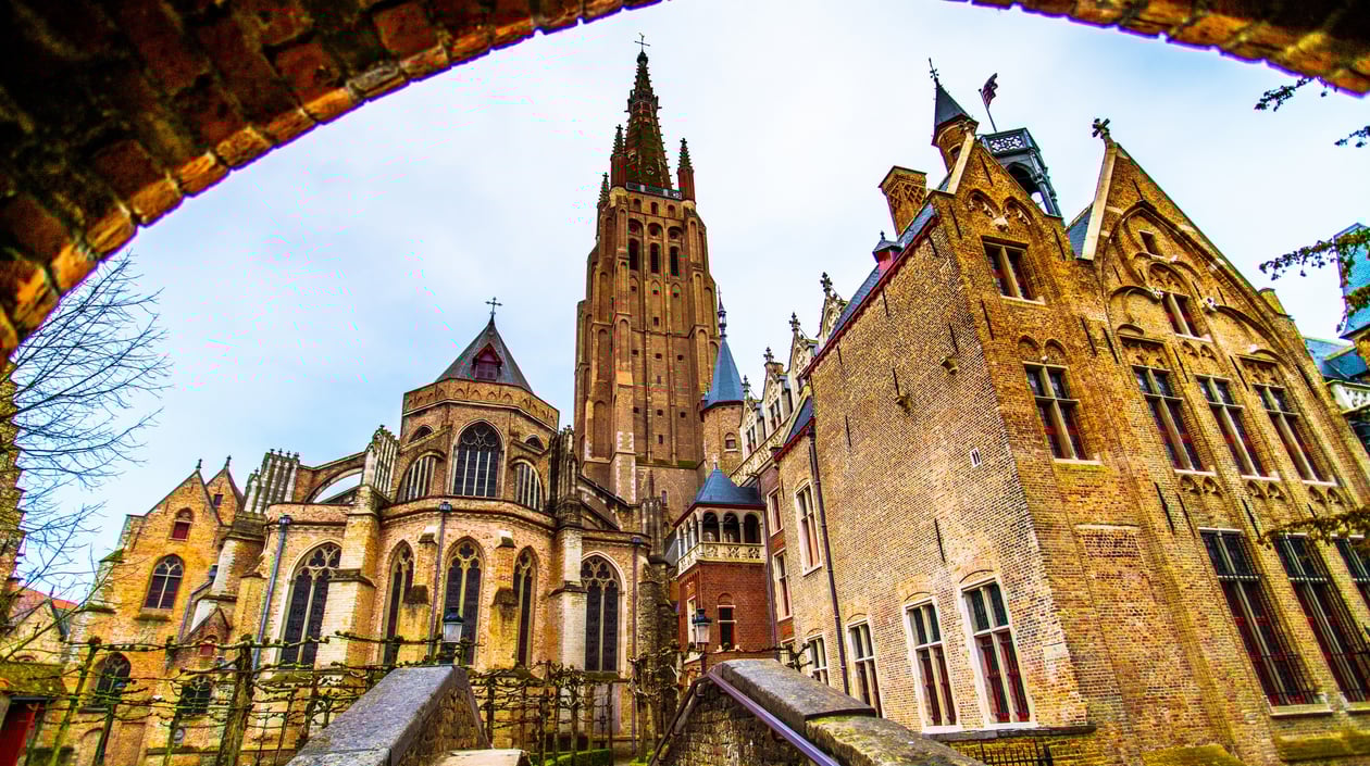 Brugge Onze-Lieve-Vrouwen-Kerk shutterstock_1181581957