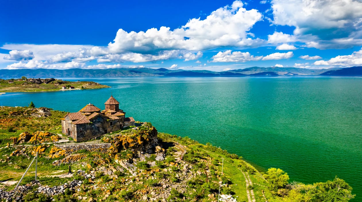 Centraal Azië - Armenië - Lake Sevan met Hayravank klooster