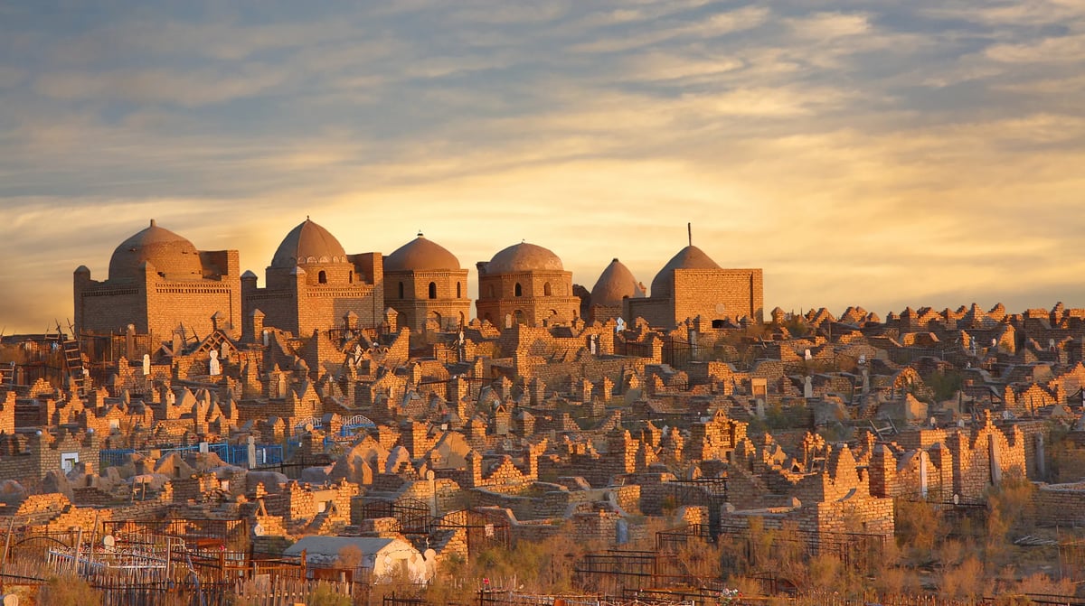 Centraal Azië - Oezbekistan - Nukus Mizdakhan Cemetery
