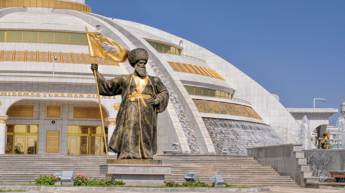 Centraal Azië - Turkmenistan - Ashgabat Monument van Onafhankelijkheid