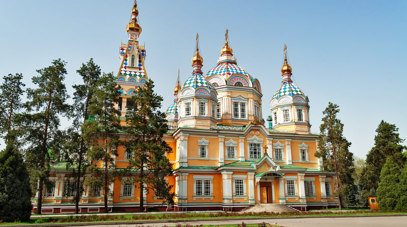 Christi-Himmelfahrt-Kathedrale in Almaty - Elena Odareeva Adobe Stock