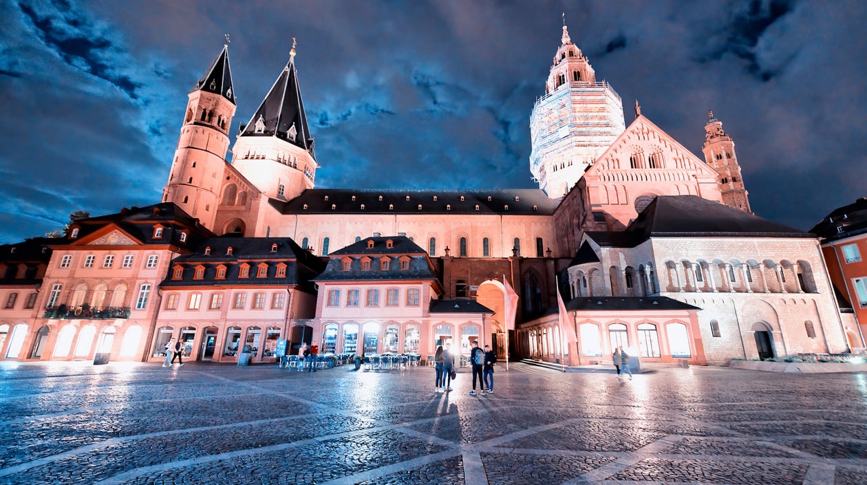Wiesbaden, Kloster Eberbach shutterstock_1670751541