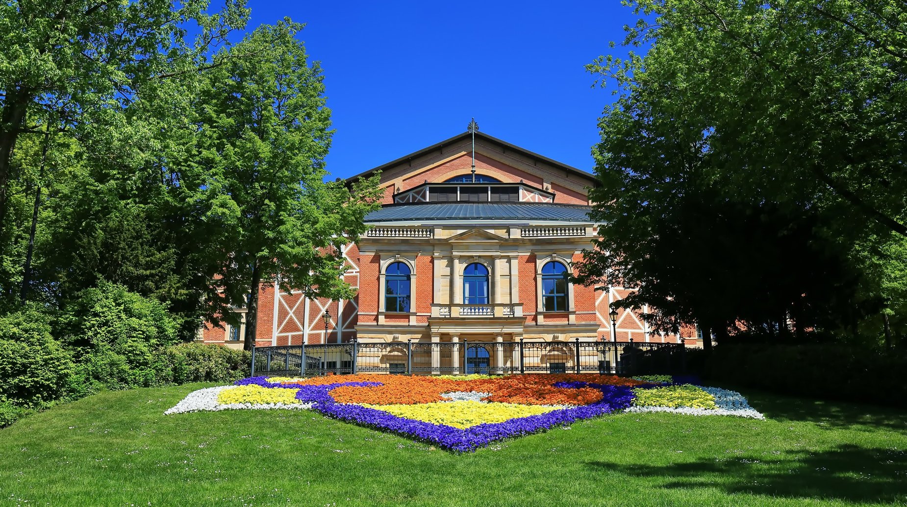 shutterstock_Festspielhaus Bayreuth-1