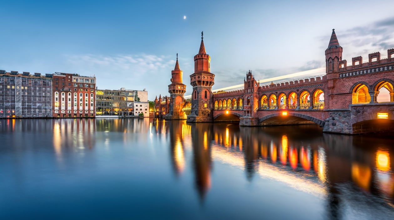Berlijn - Oberbaum bridge winter - shutterstock_1313821403